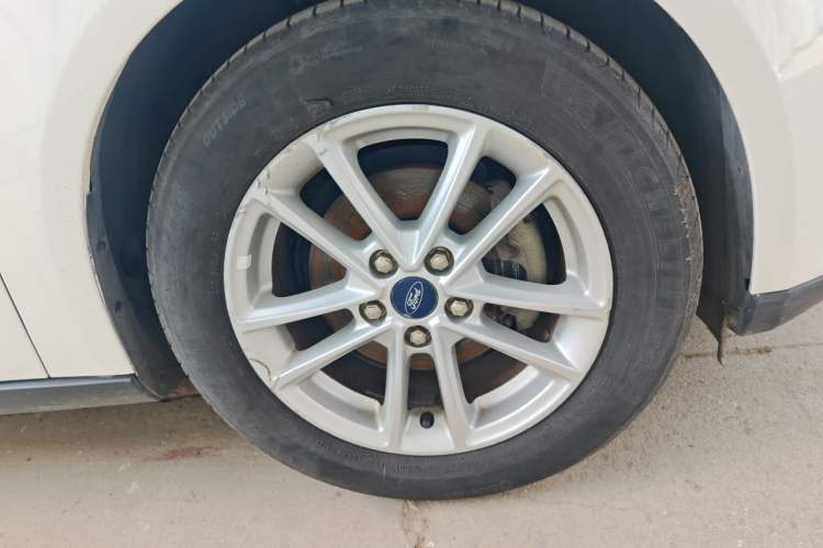 Used Ford Focus 2015 Hatchback 1.6L Automatic Fashion Edition Right Front Wheel Hub