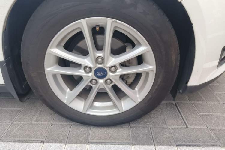 Used Ford Focus 2015 Sedan EcoBoost 180 Automatic Elite Model Right Front Wheel Hub