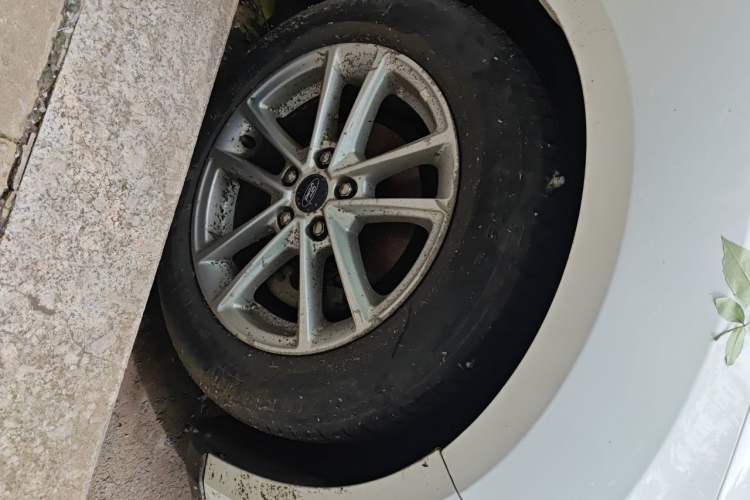 Used Ford Focus 2015 Hatchback EcoBoost 125 Automatic Supreme Style Edition Right Front Wheel Hub