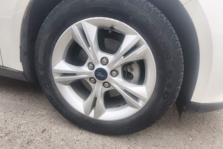 Used Ford Focus 2015 Hatchback 1.6L Automatic Comfort Model Right Front Wheel Hub