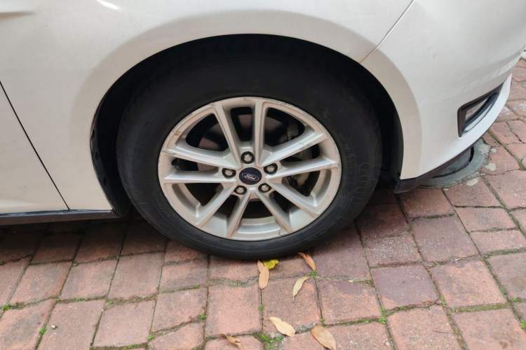 Used Ford Focus 2015 Sedan EcoBoost 125 Automatic Supreme Style Edition Right Front Wheel Hub