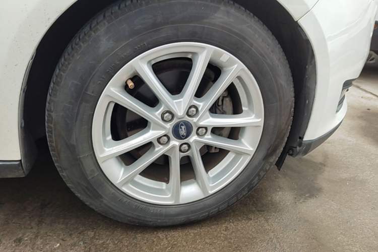 Used Ford Focus 2015 Hatchback EcoBoost 125 Automatic Supreme Style Edition Right Front Wheel Hub