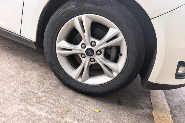 Used Ford Focus 2015 Sedan 1.6L Automatic Comfort Model Right Front Wheel Hub