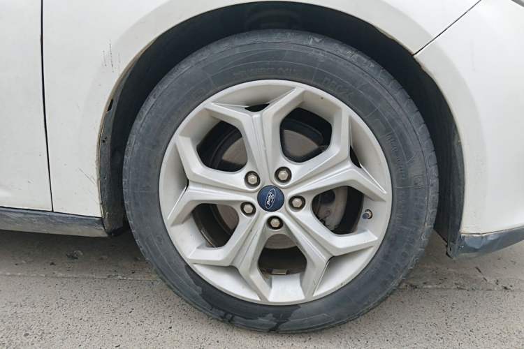 Used Ford Focus 2015 Sedan EcoBoost 180 Automatic Elite Model Right Front Wheel Hub