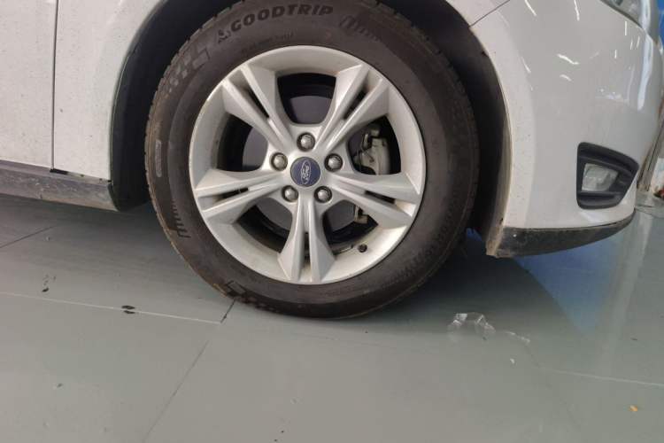 Used Ford Focus 2015 Hatchback 1.6L Automatic Comfort Model Right Front Wheel Hub