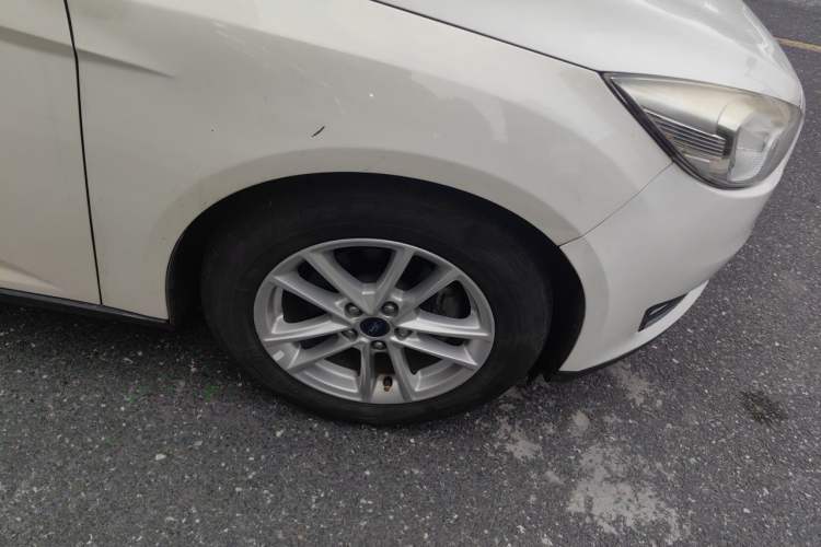 Used Ford Focus 2015 Hatchback EcoBoost 125 Automatic Supreme Style Edition Right Front Wheel Hub