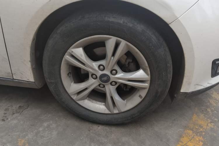 Used Ford Focus 2015 Sedan 1.6L Automatic Comfort Model Right Front Wheel Hub