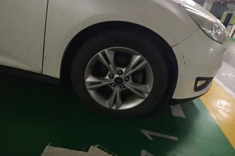 Used Ford Focus 2015 Hatchback 1.6L Automatic Comfort Model Right Front Wheel Hub