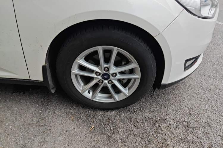 Used Ford Focus 2015 Hatchback 1.6L Automatic Fashion Edition Right Front Wheel Hub