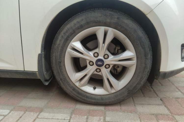 Used Ford Focus 2015 Hatchback 1.6L Automatic Comfort Model Right Front Wheel Hub