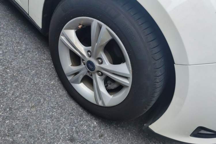 Used Ford Focus 2015 Hatchback 1.6L Automatic Comfort Model Right Front Wheel Hub