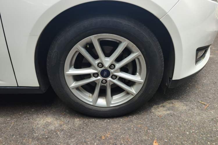 Used Ford Focus 2015 Sedan EcoBoost 125 Automatic Supreme Style Edition Right Front Wheel Hub