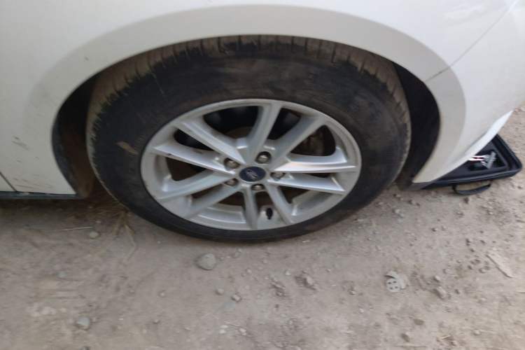Used Ford Focus 2015 Hatchback EcoBoost 125 Manual – Ultra-Style Edition Right Front Wheel Hub