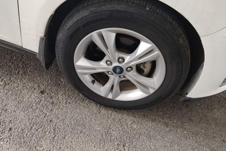 Used Ford Focus 2015 Sedan 1.6L Manual Comfort Model Right Front Wheel Hub