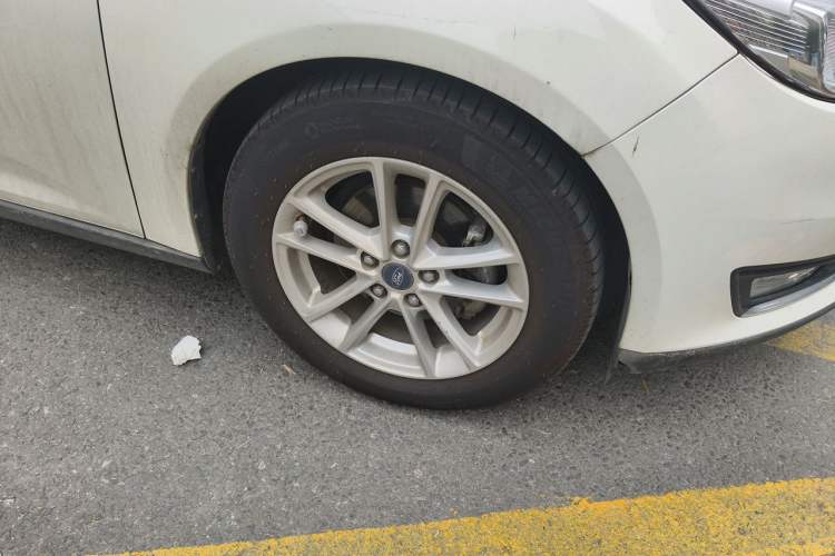 Used Ford Focus 2015 Hatchback 1.6L Automatic Fashion Edition Right Front Wheel Hub