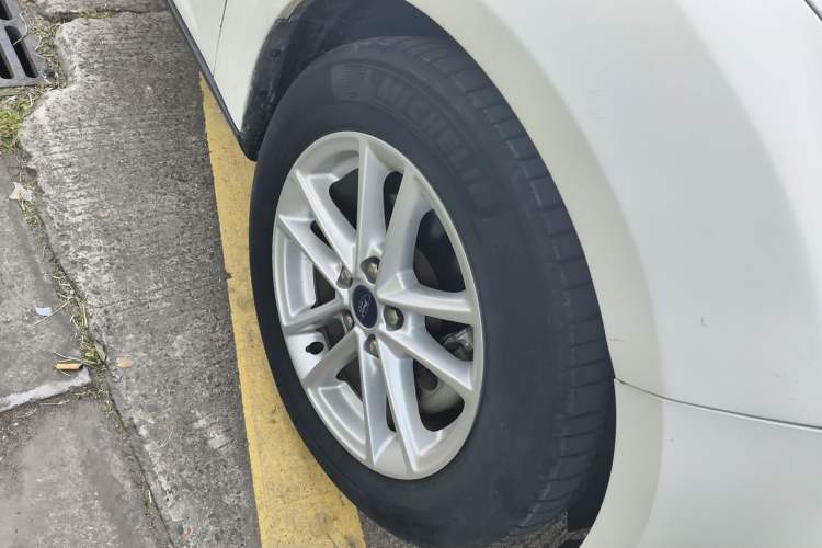 Used Ford Focus 2015 Hatchback 1.6L Automatic Fashion Edition Right Front Wheel Hub