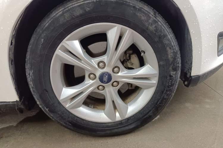 Used Ford Focus 2015 Sedan 1.6L Manual Comfort Model Right Front Wheel Hub