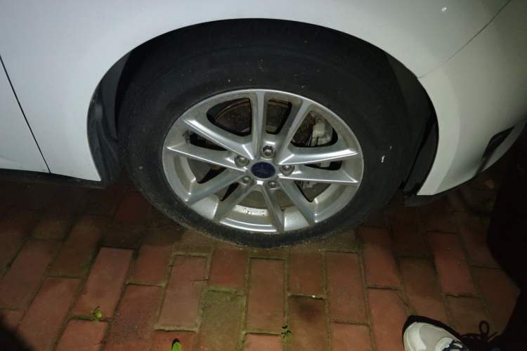 Used Ford Focus 2015 Sedan EcoBoost 125 Automatic Supreme Style Edition Right Front Wheel Hub