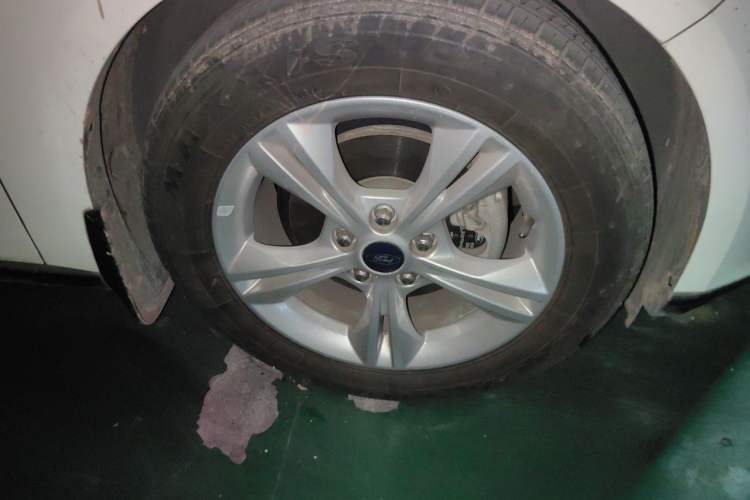 Used Ford Focus 2015 Sedan 1.6L Automatic Comfort Model Right Front Wheel Hub