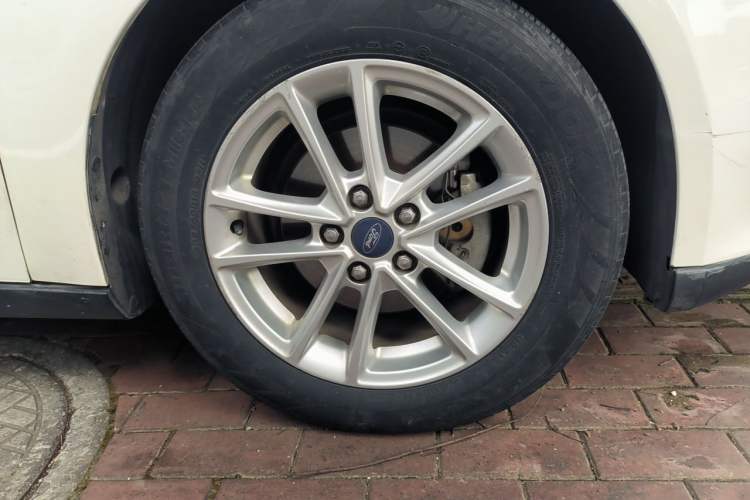 Used Ford Focus 2015 Sedan EcoBoost 180 Automatic Elite Model Right Front Wheel Hub
