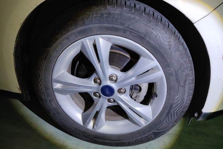 Used Ford Focus 2015 Hatchback 1.6L Automatic Comfort Model Right Front Wheel Hub