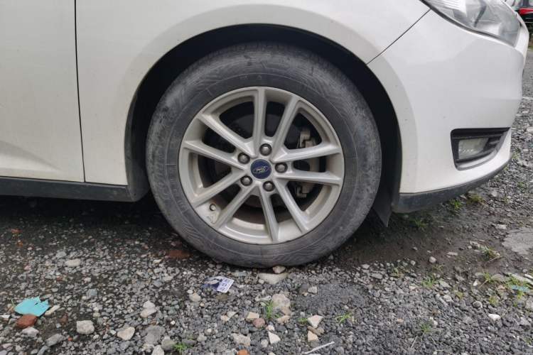 Used Ford Focus 2015 Sedan EcoBoost 125 Automatic Supreme Style Edition Right Front Wheel Hub