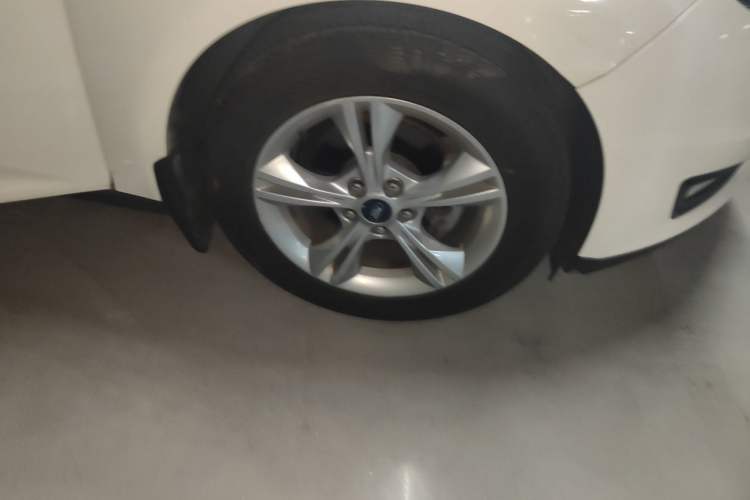 Used Ford Focus 2015 Sedan 1.6L Automatic Comfort Model Right Front Wheel Hub