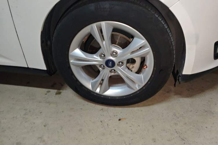 Used Ford Focus 2015 Sedan 1.6L Automatic Comfort Model Right Front Wheel Hub