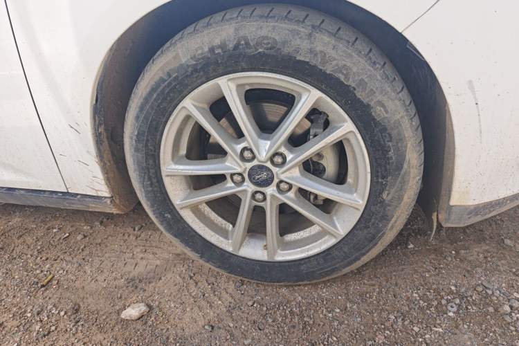 Used Ford Focus 2015 Sedan EcoBoost 125 Automatic Supreme Style Edition Right Front Wheel Hub
