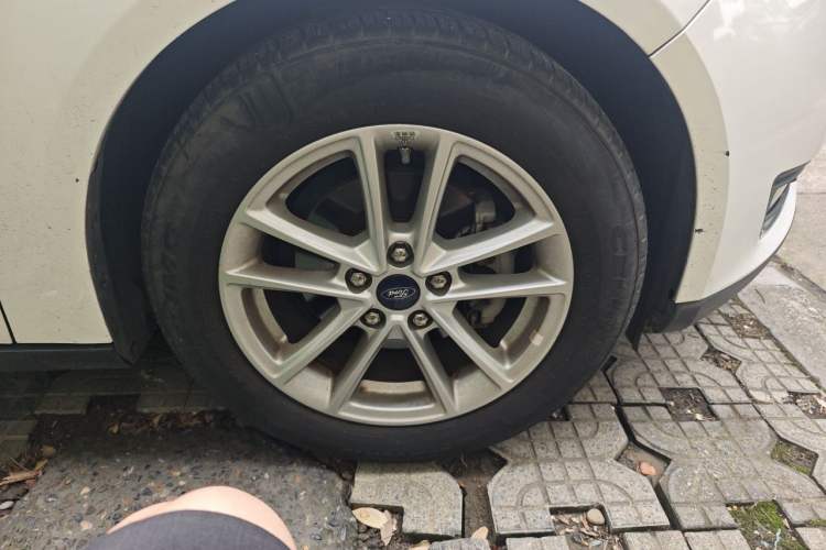 Used Ford Focus 2015 Sedan 1.6L Manual Fashion Edition Right Front Wheel Hub