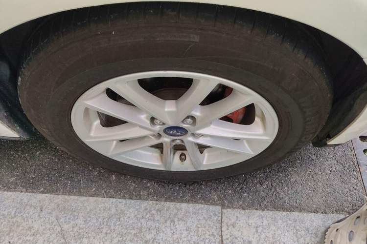 Used Ford Focus 2015 Hatchback 1.6L Automatic Fashion Edition Right Front Wheel Hub