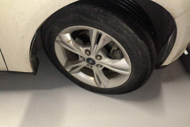 Used Ford Focus 2015 Sedan 1.6L Automatic Comfort Model Right Front Wheel Hub