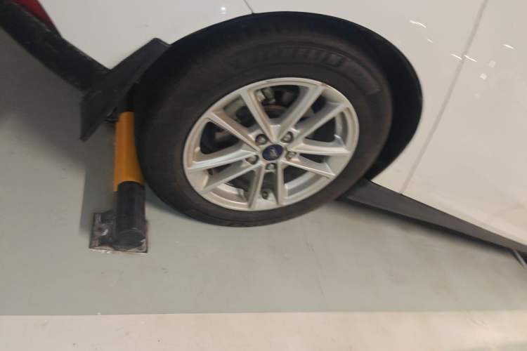 Used Ford Focus 2015 Hatchback 1.6L Automatic Fashion Edition Right Front Wheel Hub