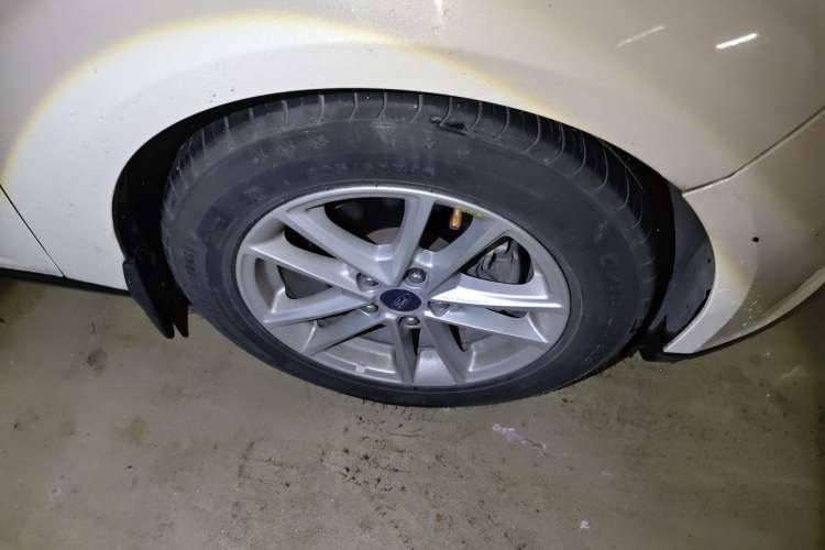 Used Ford Focus 2015 Sedan EcoBoost 125 Automatic Supreme Style Edition Right Front Wheel Hub