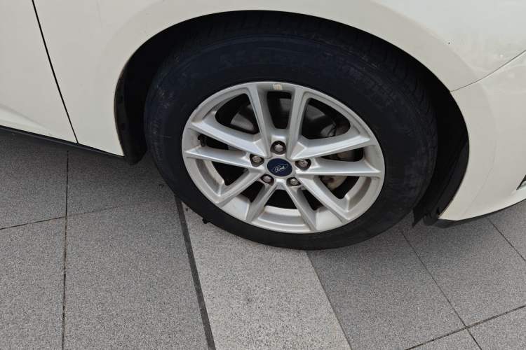 Used Ford Focus 2015 Hatchback EcoBoost 125 Automatic Supreme Style Edition Right Front Wheel Hub