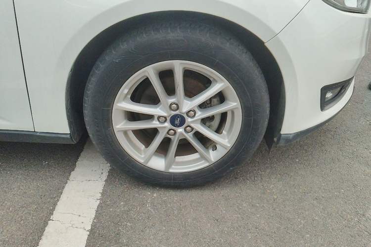 Used Ford Focus 2015 Sedan EcoBoost 180 Automatic Elite Model Right Front Wheel Hub