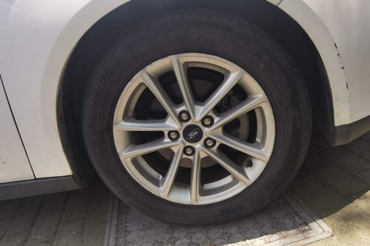 Used Ford Focus 2015 Sedan EcoBoost 125 Manual – Ultra-Style Edition Right Front Wheel Hub