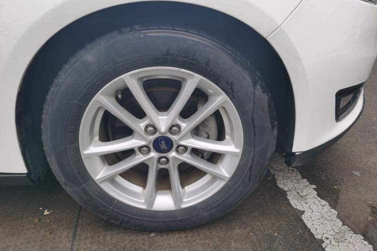 Used Ford Focus 2015 Sedan 1.6L Manual Fashion Edition Right Front Wheel Hub