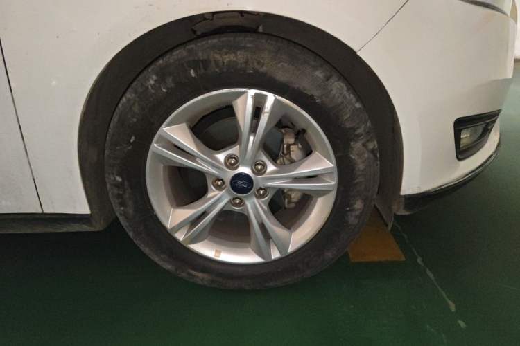 Used Ford Focus 2015 Sedan 1.6L Automatic Comfort Model Right Front Wheel Hub
