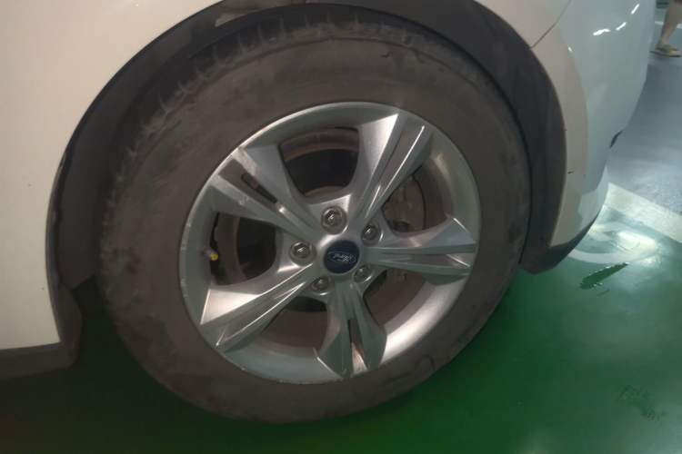 Used Ford Focus 2015 Sedan 1.6L Automatic Comfort Model Right Front Wheel Hub