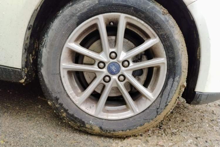 Used Ford Focus 2015 Sedan 1.6L Automatic Trend Model Right Front Wheel Hub