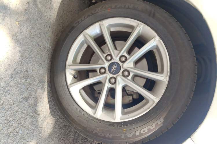 Used Ford Focus 2015 Sedan EcoBoost 125 Automatic Supreme Style Edition Right Front Wheel Hub