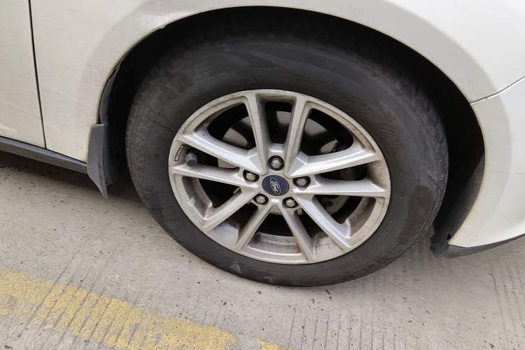 Used Ford Focus 2015 Sedan EcoBoost 125 Manual – Ultra-Style Edition Right Front Wheel Hub