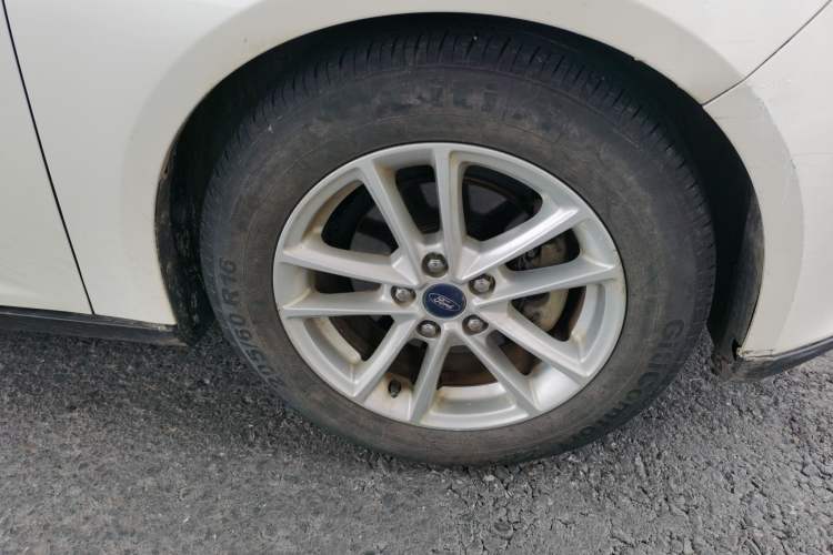 Used Ford Focus 2015 Hatchback EcoBoost 125 Automatic Supreme Style Edition Right Front Wheel Hub