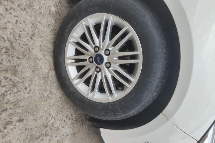 Used Ford Focus 2015 Sedan EcoBoost 180 Automatic Flagship Model Right Front Wheel Hub