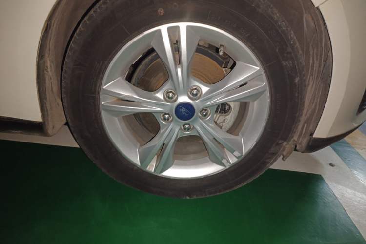 Used Ford Focus 2015 Hatchback 1.6L Automatic Comfort Model Right Front Wheel Hub