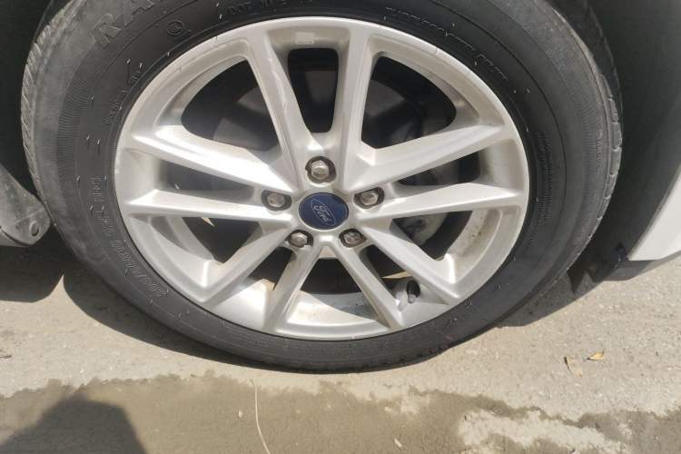 Used Ford Focus 2015 Hatchback 1.6L Automatic Fashion Edition Right Front Wheel Hub