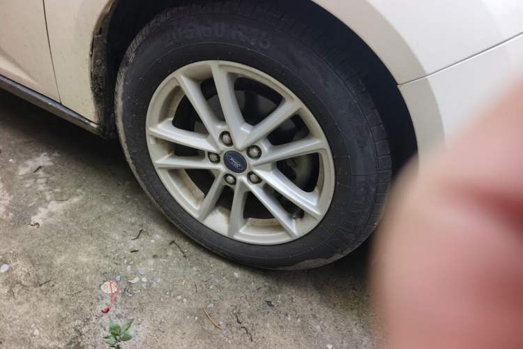 Used Ford Focus 2015 Sedan EcoBoost 180 Automatic Elite Model Right Front Wheel Hub