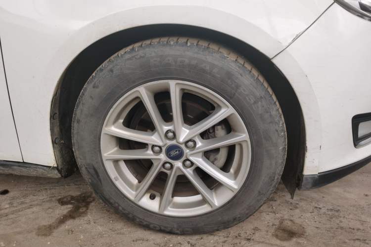 Used Ford Focus 2015 Sedan EcoBoost 125 Manual – Ultra-Style Edition Right Front Wheel Hub
