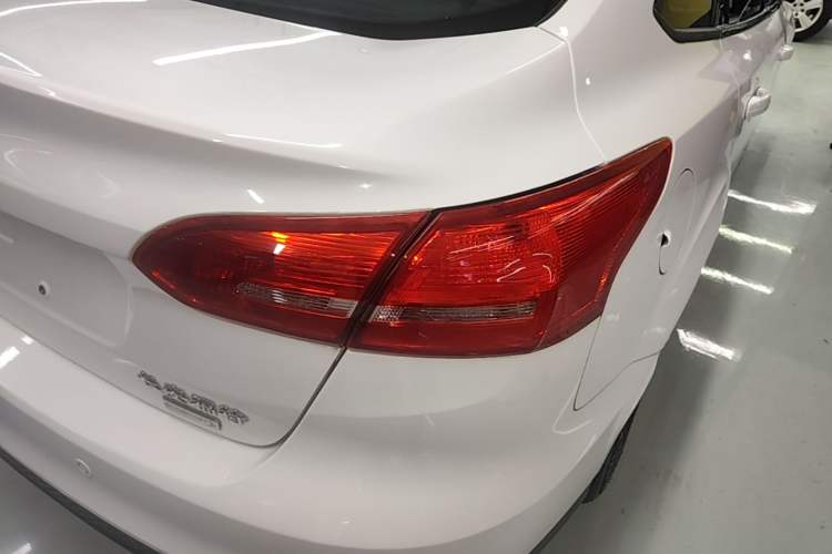 Used Ford Focus 2015 Sedan EcoBoost 125 Automatic Supreme Style Edition Right Rear Taillight